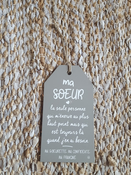 Plaque Message - à suspendre - Ma Sœur, la seule personne qui ... - mdf peint - taupe - 11x20 cm - SOPHIE JANIERE